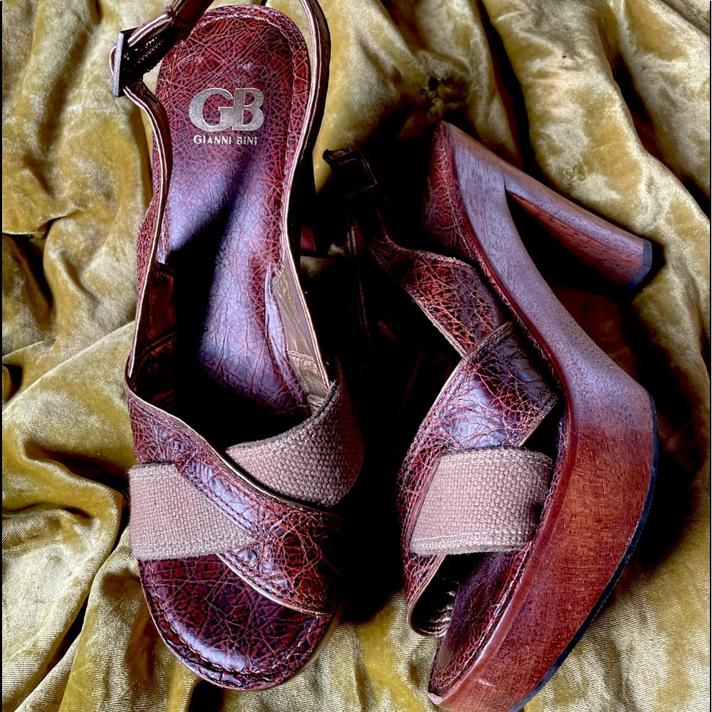 VINTAGE STRAPPY  CHUNKY WOOD PLATFORMS  Size 9